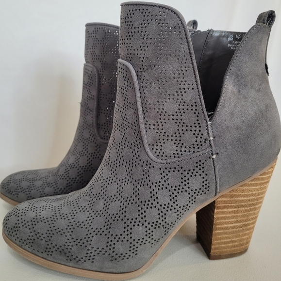 Carlos by Carlos Santana Gray Perforated Faux Suede Holly Ankle Boots - Size 9 - Picture 2 of 12